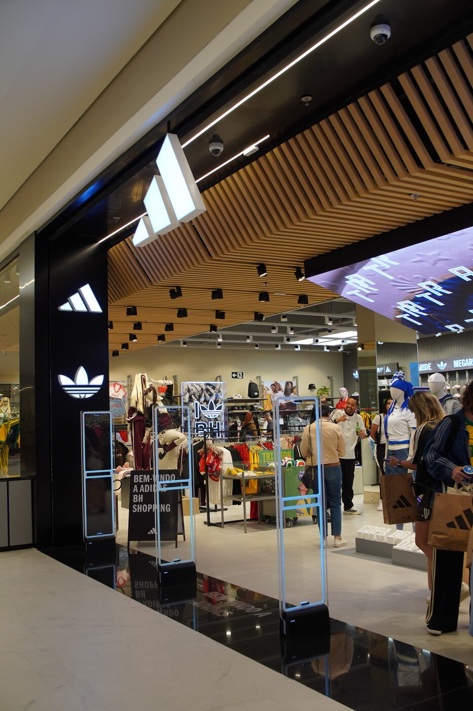 Loja Adidas no BH Shopping, obra comercial entregue pela Rogal Engenharia